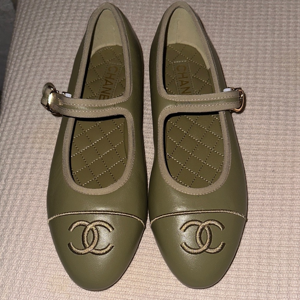 CHANEL  Green Mary Jane Dress Shoes 42C